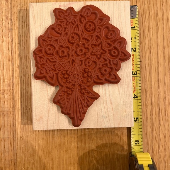 Azadi Earles Mounted Wooden Rubber Stamp. Flower Bouquet M772 Big Bow w/ Hearts - Picture 2 of 5